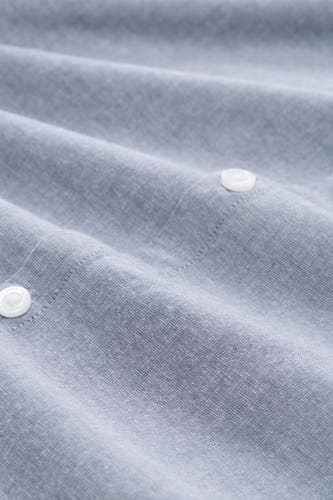 Chemise bleue à manches longues de TOM TAILOR, avec des plis subtils et des boutons blancs.