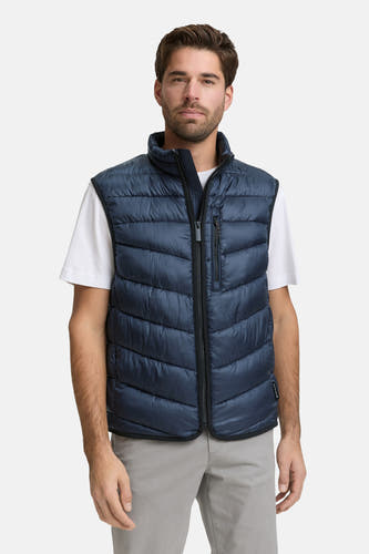 Gilet bleu de TOM TAILOR, avec un t-shirt blanc et un pantalon gris.