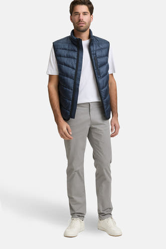 Blauwe bodywarmer van TOM TAILOR, met een witte T-shirt en grijze broek.