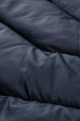 Gilet bleu de TOM TAILOR, avec une texture bouclée et des plis subtils.