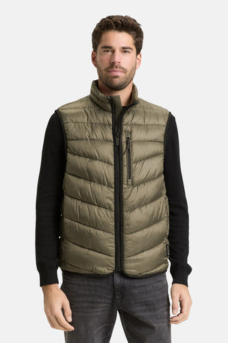 Kaki bodywarmer van TOM TAILOR, met ritszak, gedragen over een zwarte trui en grijze jeans.
