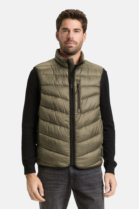 Gilet en kaki, de TOM TAILOR, avec un motif brodé, vu de derrière.