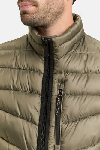 Kaki bodywarmer van TOM TAILOR, met rits en verticale zak, close-up.
