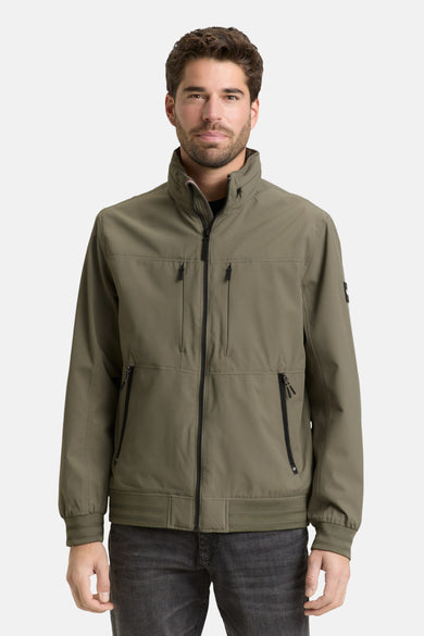 Manteau court vert de TOM TAILOR, vue arrière, avec un col haut et des jeans gris.