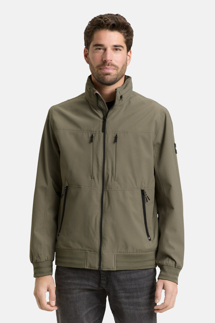 Man draagt groene bomberjack met ritssluiting.