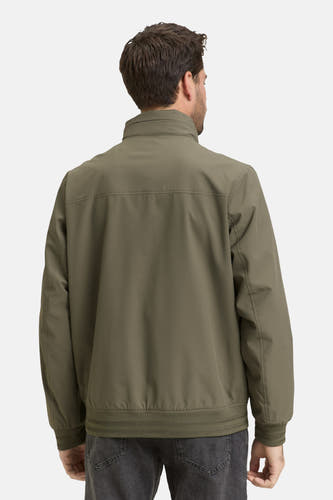Groene korte jas van TOM TAILOR, rugaanzicht, met hoge kraag en grijze jeans.
