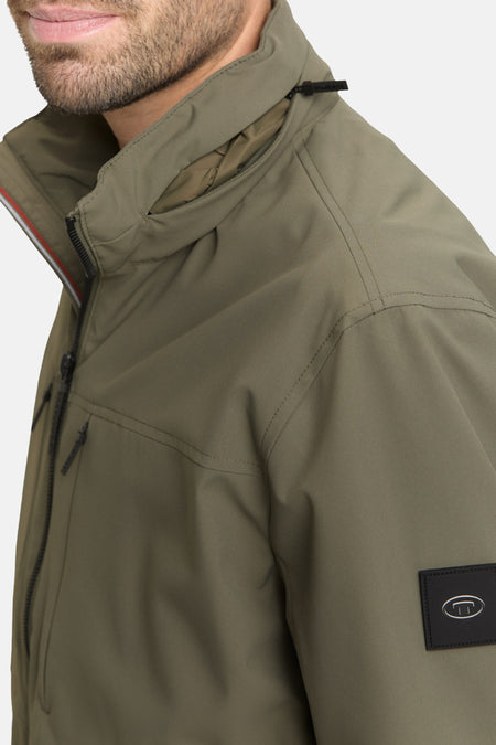 Olijfgroene jas met rits en merklogo.