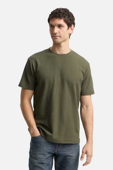 Groen T-shirt met korte mouwen van TOM TAILOR, met een ribgebreide textuur, gedragen met een blauwe jeans.