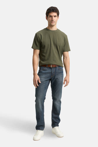 Groen T-shirt met korte mouwen van TOM TAILOR, gedragen met een blauwe jeans en witte sneakers.