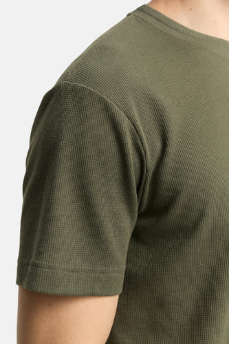 Groen T-shirt met korte mouwen van TOM TAILOR, met een wafelstructuur, close-up.
