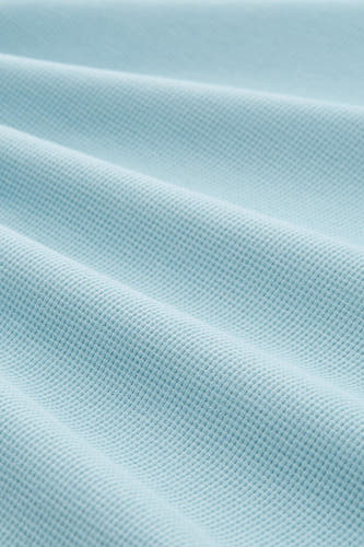 T-shirt bleu à manches courtes de TOM TAILOR, avec une structure à carreaux et des plis dans le tissu.