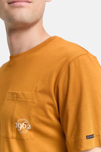 T-shirt jaune à manches courtes de TOM TAILOR, avec poche poitrine et logo imprimé.