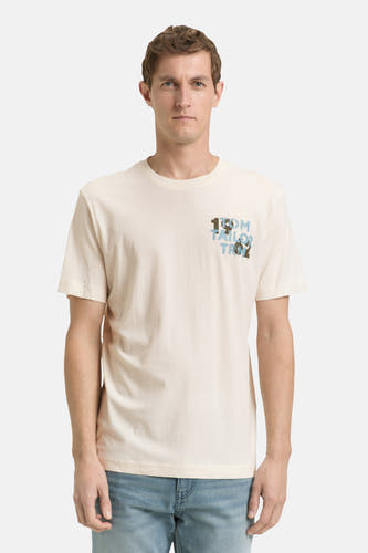 Ecru T-shirt met korte mouwen van TOM TAILOR, met een grafische print op de borst en gedragen met een jeans.

