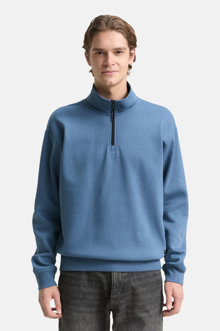 Blauwe sweater van TOM TAILOR, met een korte rits en gedragen met een donkere jeans.
