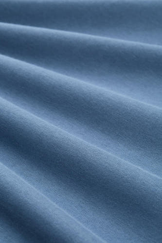 Blauwe sweater van TOM TAILOR met een fijne geweven textuur en subtiele plooien in de stof.
