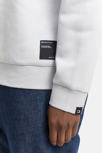 Grijze sweater van TOM TAILOR met een label op de mouw en merklogo op de borst.