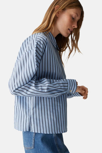 Blauw gestreept hemd met lange mouwen van OPUS, met knoopsluiting en een jeansbroek zichtbaar.

