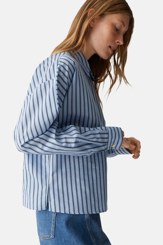 Blauw gestreept hemd met lange mouwen van OPUS, met knoopsluiting en een jeansbroek zichtbaar.
