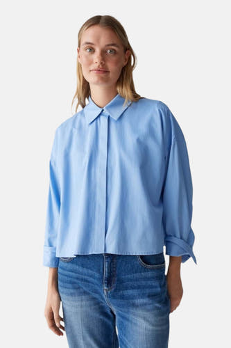 Chemise bleue à longues manches d'OPUS, portée avec des jeans, en vue de côté.