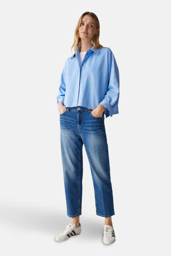 Blauw hemd met lange mouwen van OPUS, gedragen met jeans en witte sneakers.