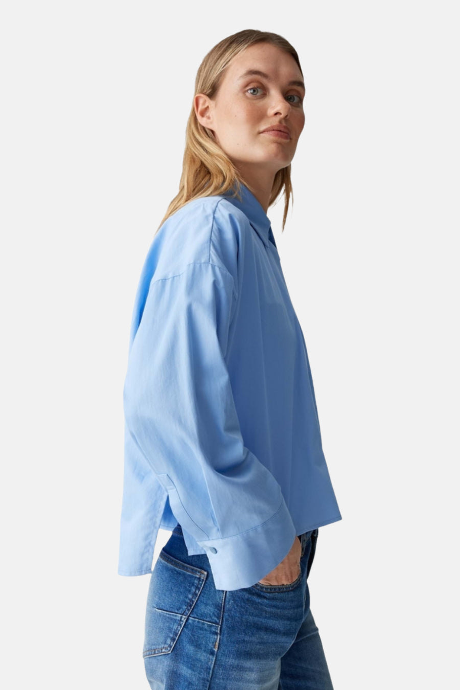 Blauw hemd met lange mouwen van OPUS, gedragen met jeans, in zijaanzicht.
