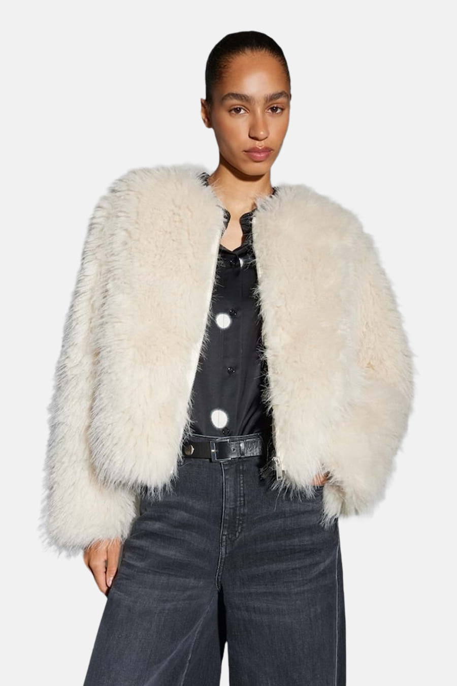 Manteau court beige d'OPUS, avec une texture veloutée.