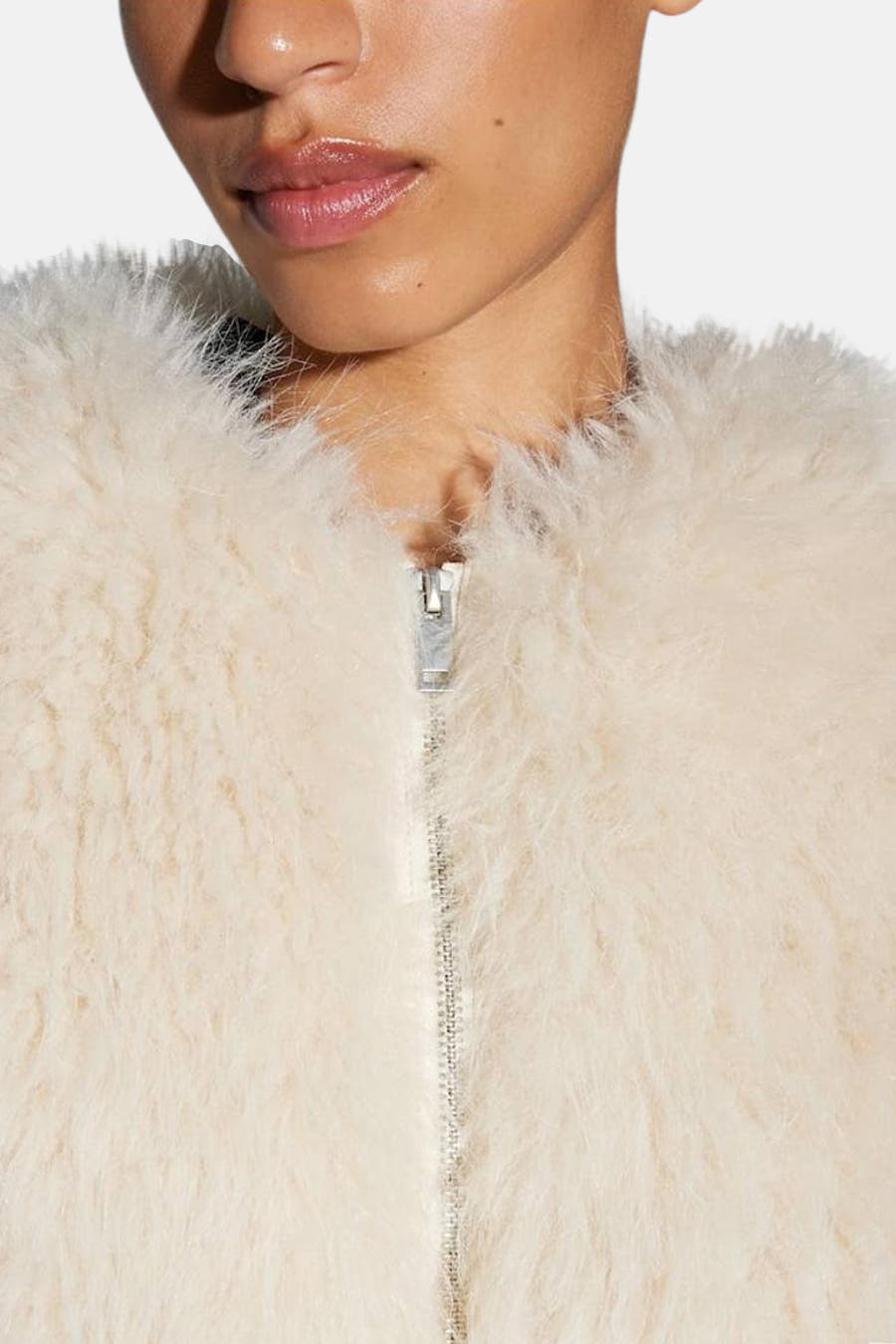 Manteau court beige d'OPUS, avec une douce texture veloutée et une fermeture à glissière argentée.