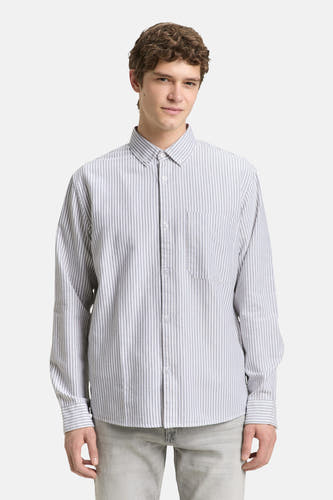 Chemise à rayures blanches et noires de TOM TAILOR, manches longues, vue de dos, portée avec un pantalon gris.