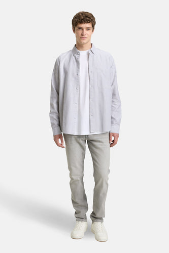 Wit overhemd met lange mouwen van TOM TAILOR, gedragen over een wit T-shirt en grijze jeans.