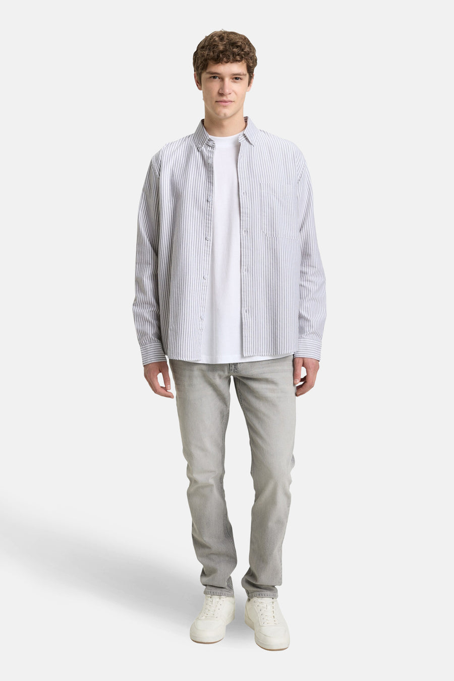 Wit overhemd met lange mouwen van TOM TAILOR, gedragen over een wit T-shirt en grijze jeans.