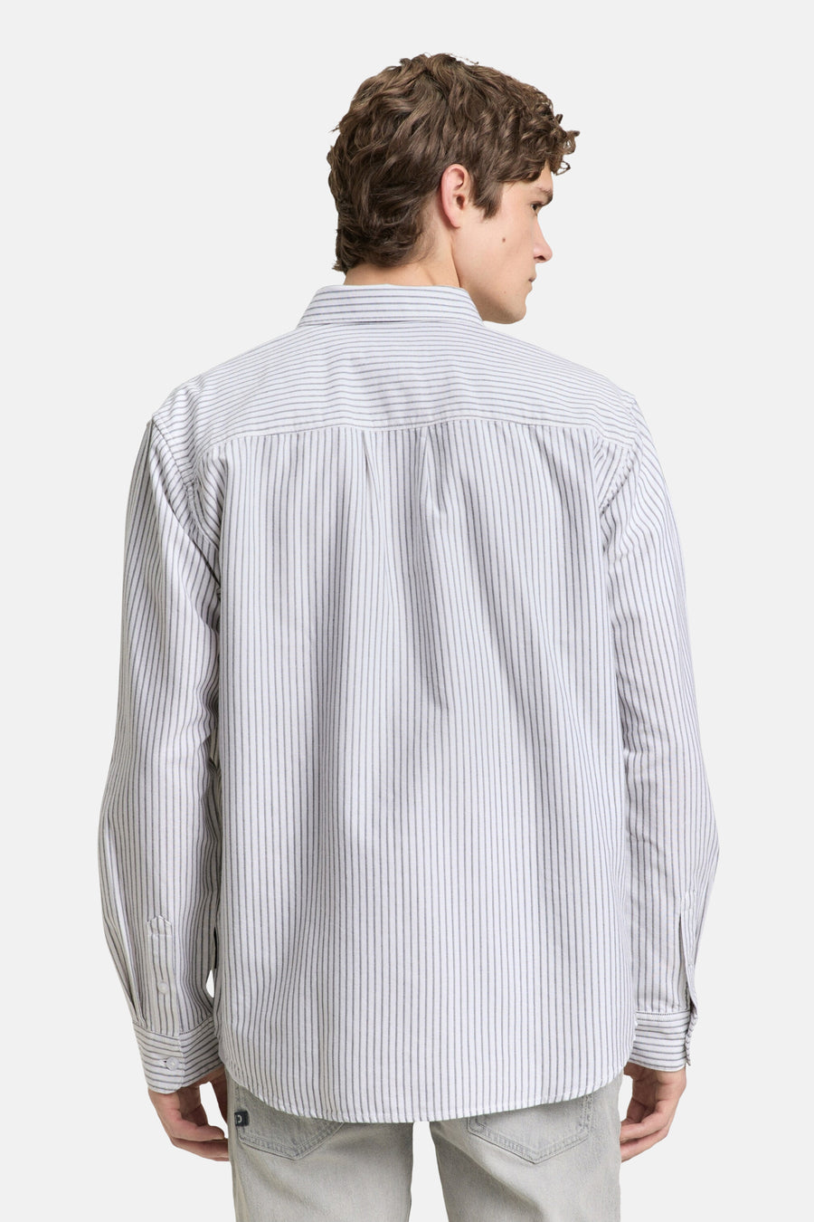 Wit gestreept overhemd met lange mouwen van TOM TAILOR, gezien van achteren, met grijze broek.