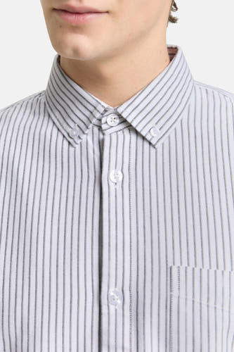 Chemise blanche à manches longues de TOM TAILOR, avec un motif rayé et une poche poitrine.