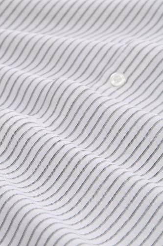Chemise blanche à manches longues de TOM TAILOR, avec des fines rayures grises et des boutons visibles.