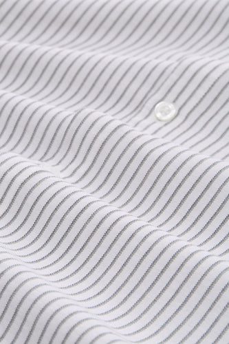 Wit overhemd met lange mouwen van TOM TAILOR, met fijne grijze strepen en zichtbare knoop.