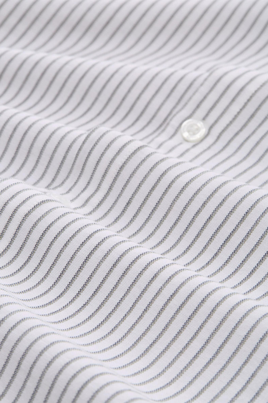 Wit overhemd met lange mouwen van TOM TAILOR, met fijne grijze strepen en zichtbare knoop.