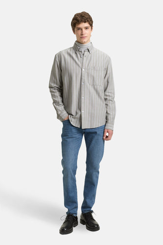 Groen overhemd met lange mouwen van TOM TAILOR, met verticale strepen, gedragen over een grijze coltrui en blauwe jeans.