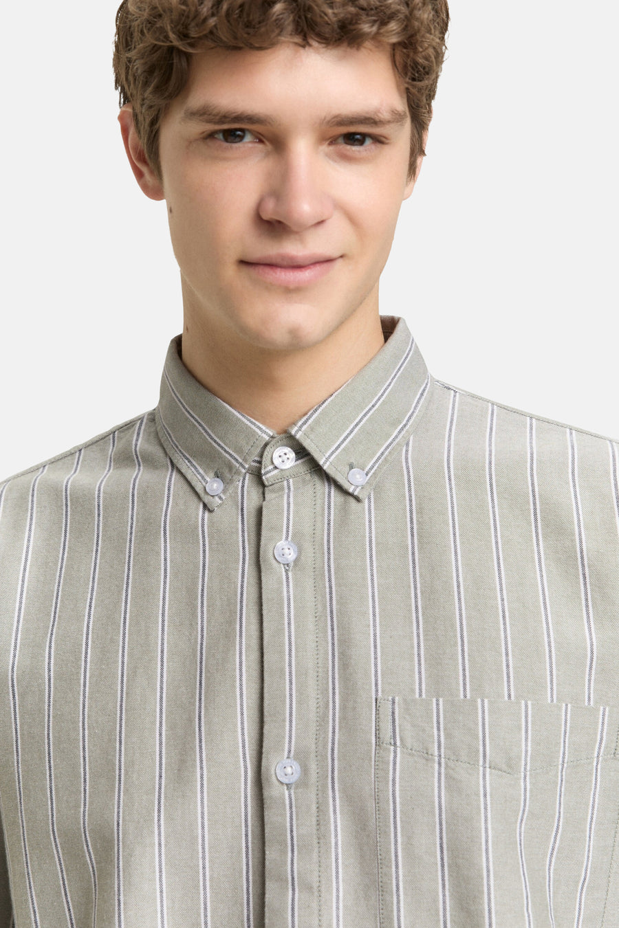 Groen gestreept overhemd met lange mouwen van TOM TAILOR, met knoopsluiting en borstzak.
