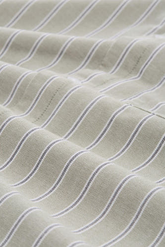 Chemise verte à manches longues de TOM TAILOR, avec des rayures subtiles et une texture légèrement froissée.