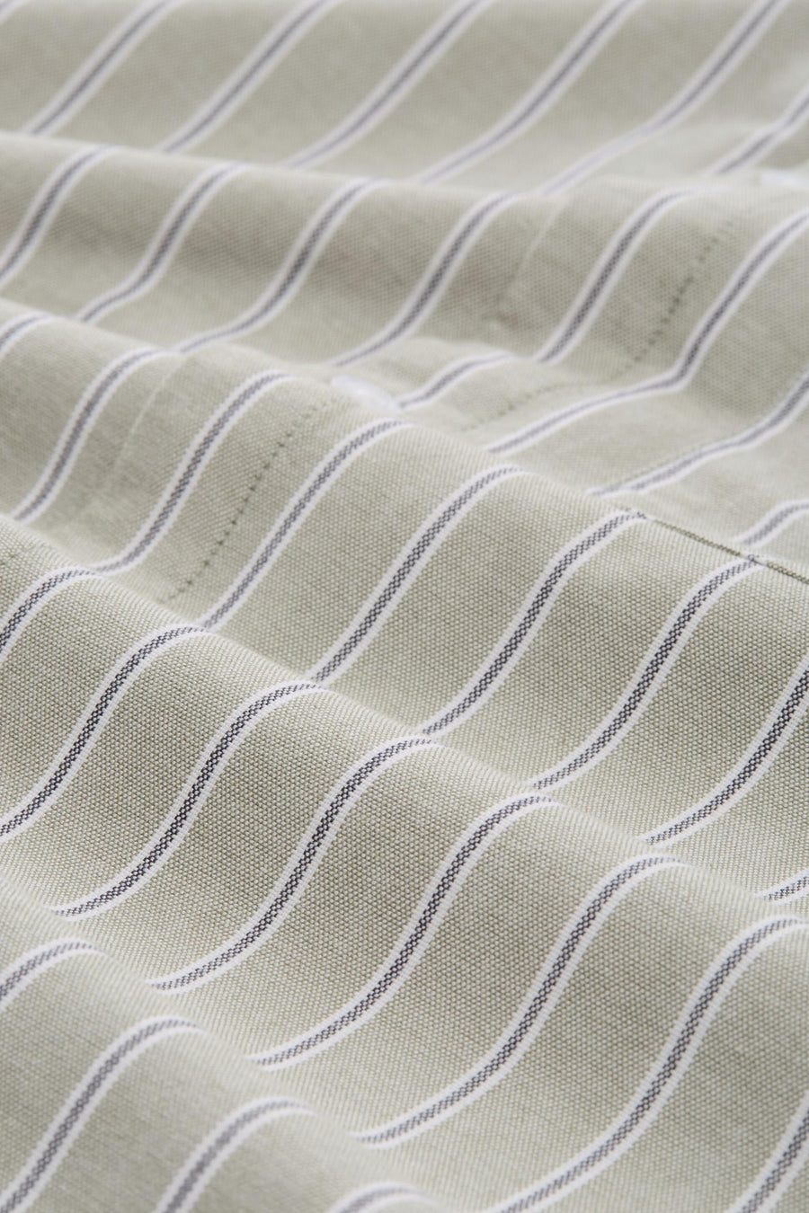 Groen overhemd met lange mouwen van TOM TAILOR, met subtiele strepen en een licht gekreukte textuur.
