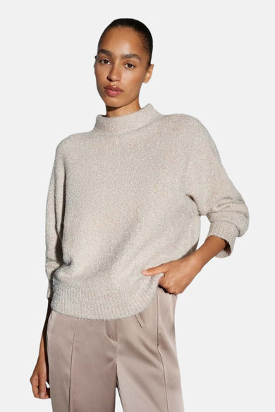 Beige ronde hals trui van OPUS, met een losse pasvorm en lange mouwen, gecombineerd met een satijnen broek.
