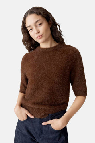 Pull marron avec col rond d'OPUS, texture douce et veloutée, manches courtes.