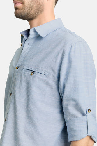 Blauw overhemd met lange mouwen van TOM TAILOR, met een zak op de borst en opgerolde mouwen.