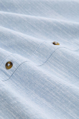 Blauw overhemd met lange mouwen van TOM TAILOR, met subtiele stippen en zichtbare knopen.
