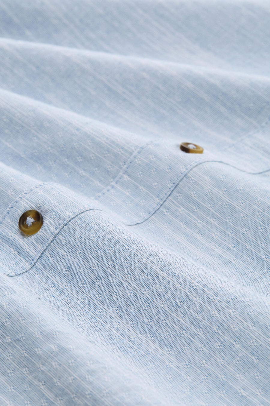 Blauw overhemd met lange mouwen van TOM TAILOR, met subtiele stippen en zichtbare knopen.
