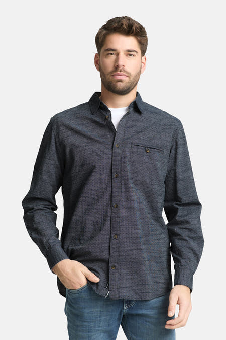 Blauw overhemd met lange mouwen van TOM TAILOR, met een subtiel dessin, knoopsluiting en borstzakje, gedragen met een spijkerbroek.
