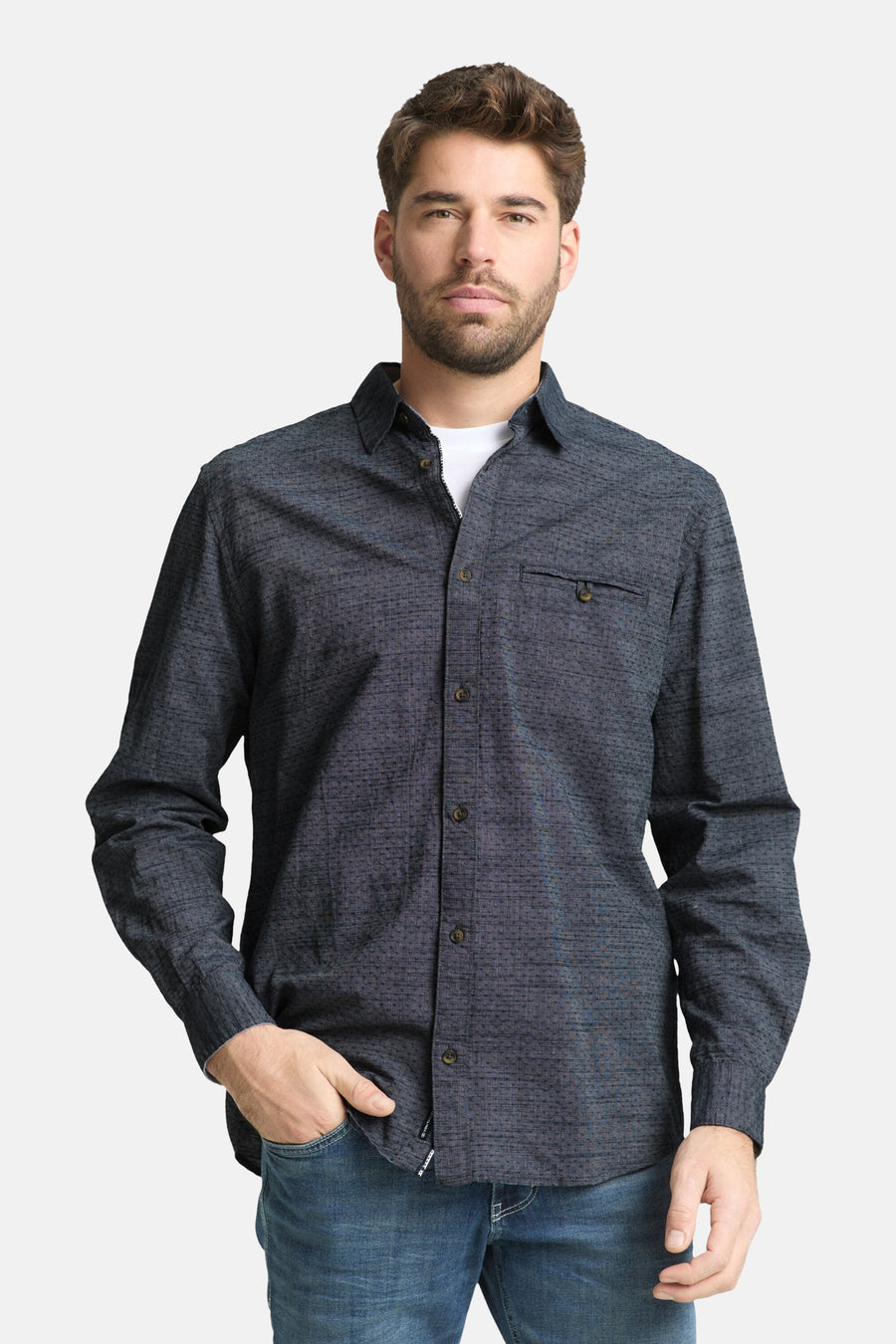 Blauw overhemd met lange mouwen van TOM TAILOR, met een subtiel dessin, knoopsluiting en borstzakje, gedragen met een spijkerbroek.
