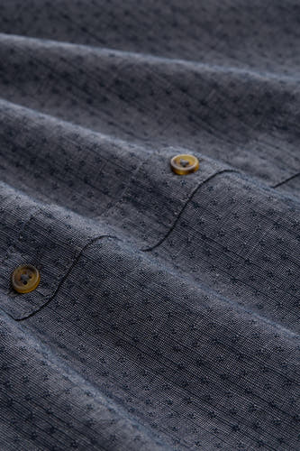 Blauw overhemd met lange mouwen van TOM TAILOR, close-up van de stof met subtiel patroon en knopen.