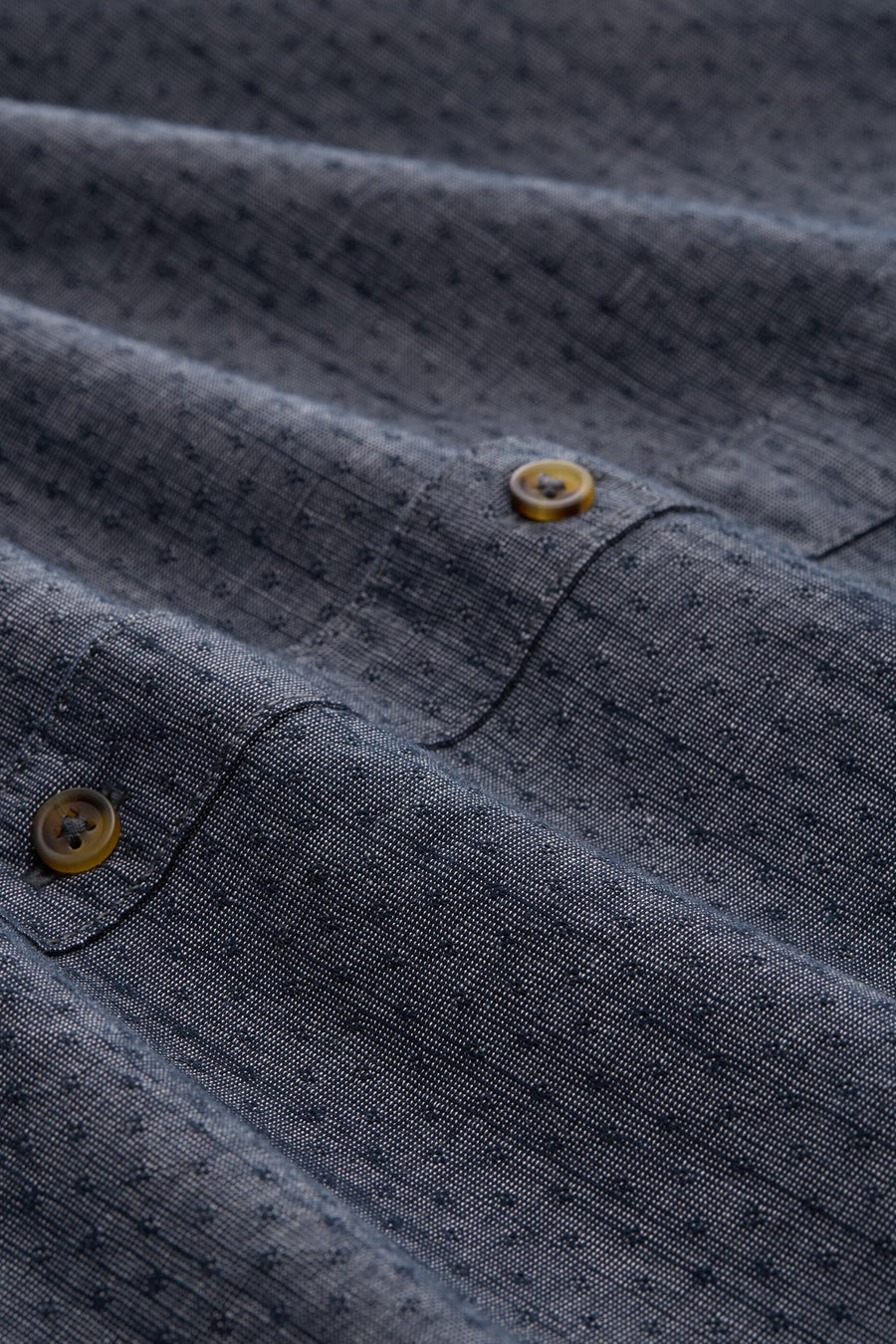 Blauw overhemd met lange mouwen van TOM TAILOR, close-up van de stof met subtiel patroon en knopen.