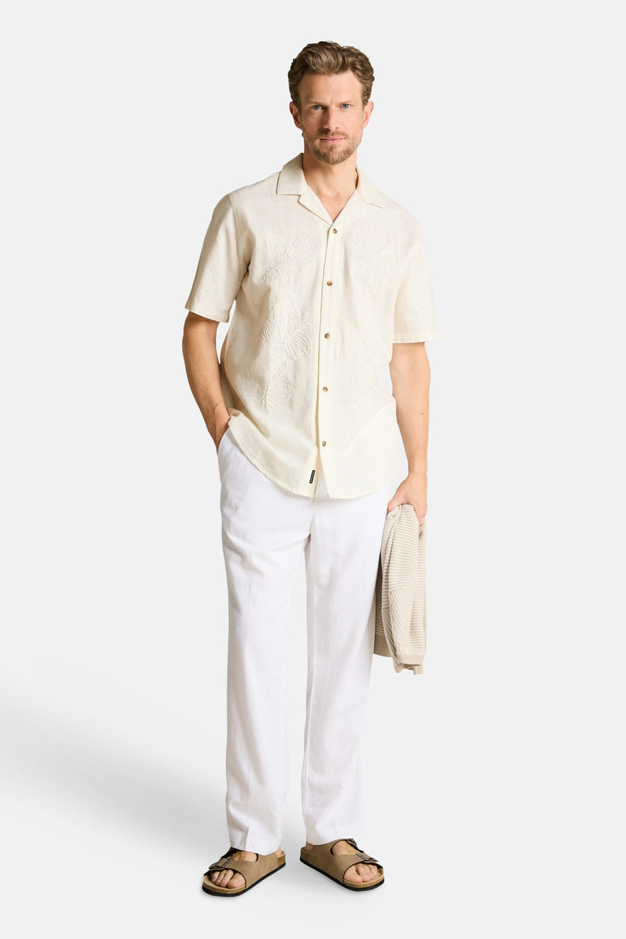 Ecru hemd met korte mouwen van TOM TAILOR, met geborduurde bladeren en resortkraag, gedragen met een witte broek en sandalen.