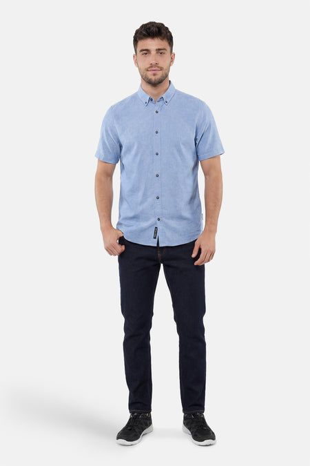 Chemise bleue à manches courtes de TOM TAILOR avec col boutonné, boutons foncés et étiquette verticale de la marque.